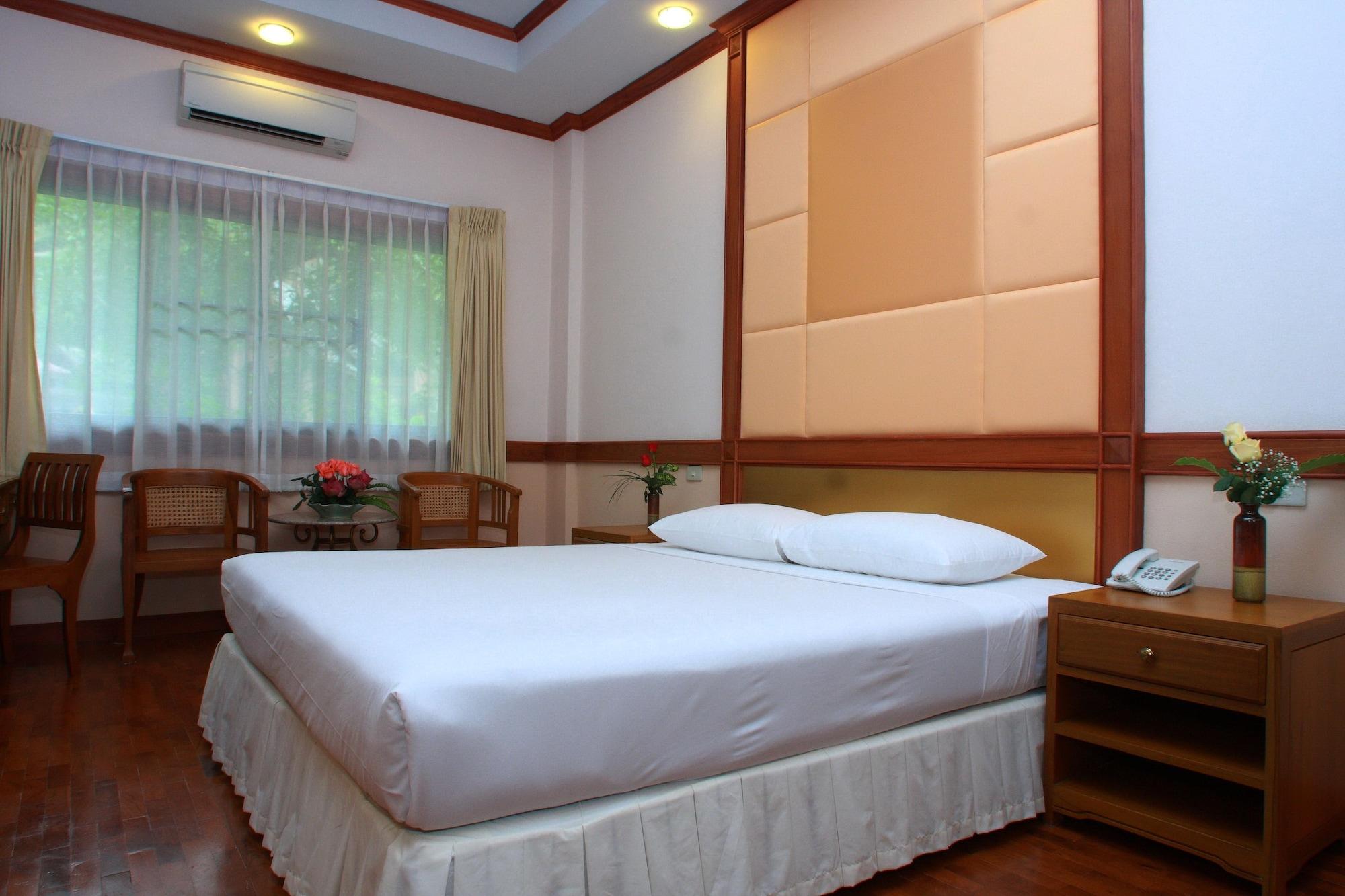 Suan Bua Hotel & Resort Ban Pong  Buitenkant foto