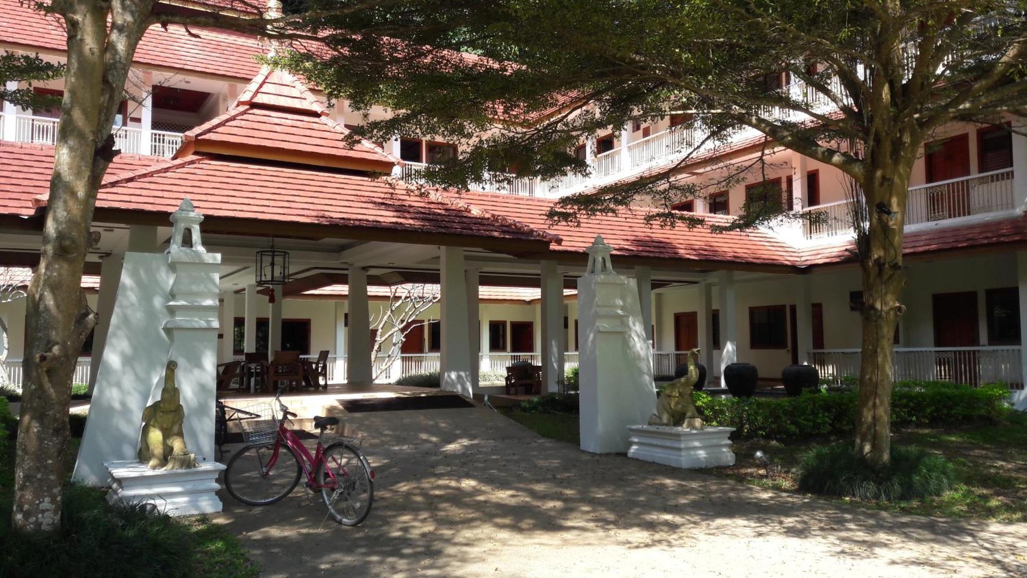 Suan Bua Hotel & Resort Ban Pong  Buitenkant foto